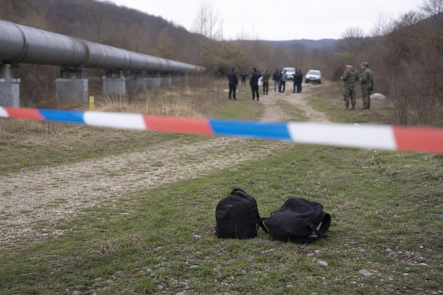 Lezárt terület egy gázvezeték közelében, a háttérben hatósági vizsgálattal