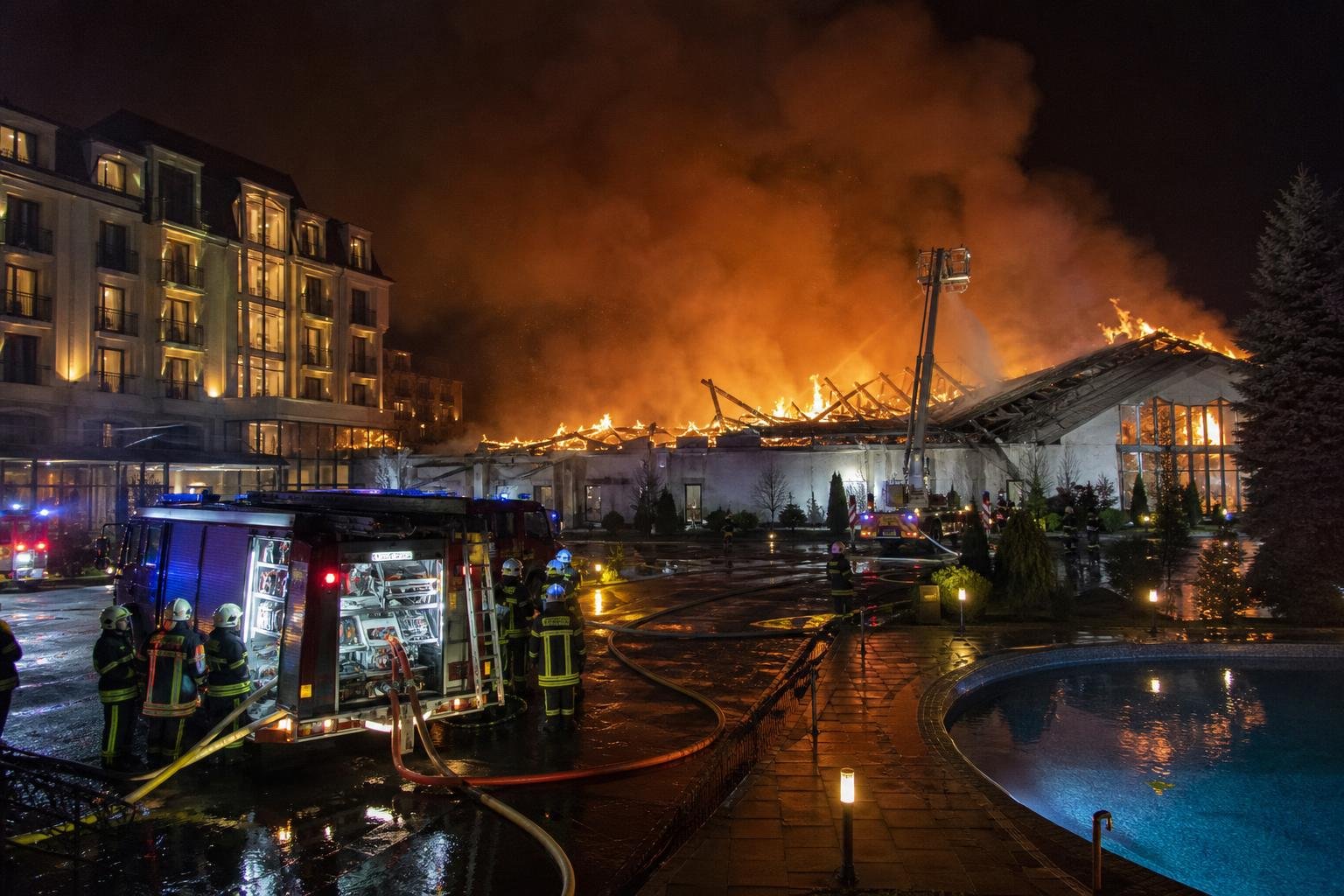 Lángokban állt a salgótarjáni Medves Hotel egyik csarnoka