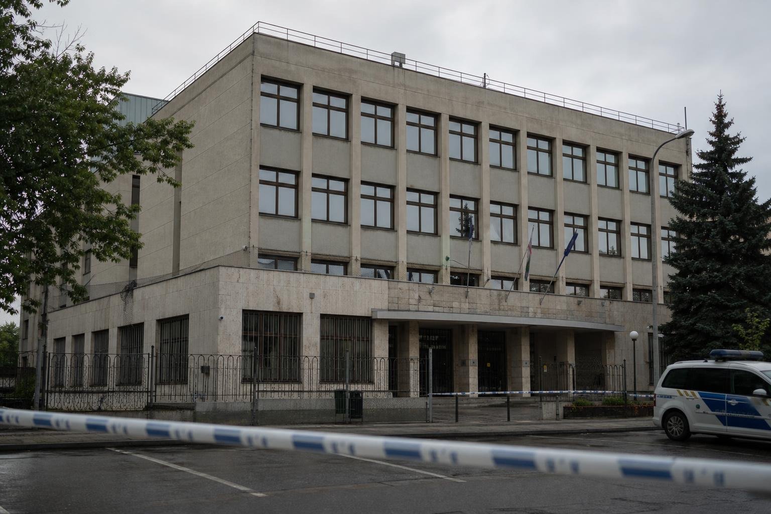 Rendőrségi helyszínelés egy szegedi középületnél egy munkabaleset után