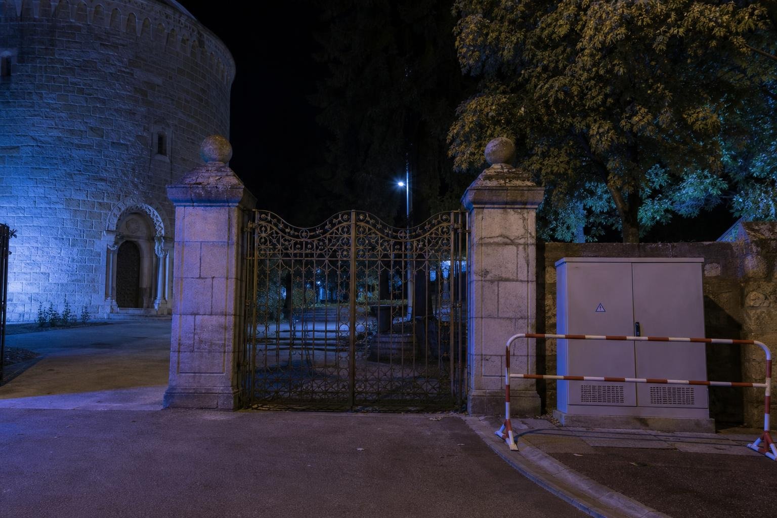 Tizenkét év fegyházat kapott a férfi, aki áram alá helyezte a pécsi mauzóleum kapuját