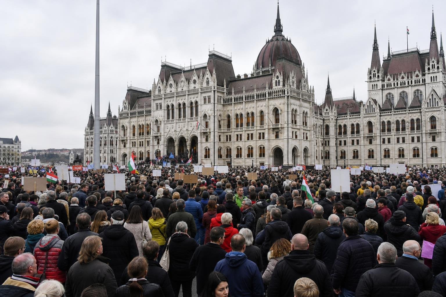 Több százan gyűltek össze a Kossuth téren a kormányellenes tüntetésen