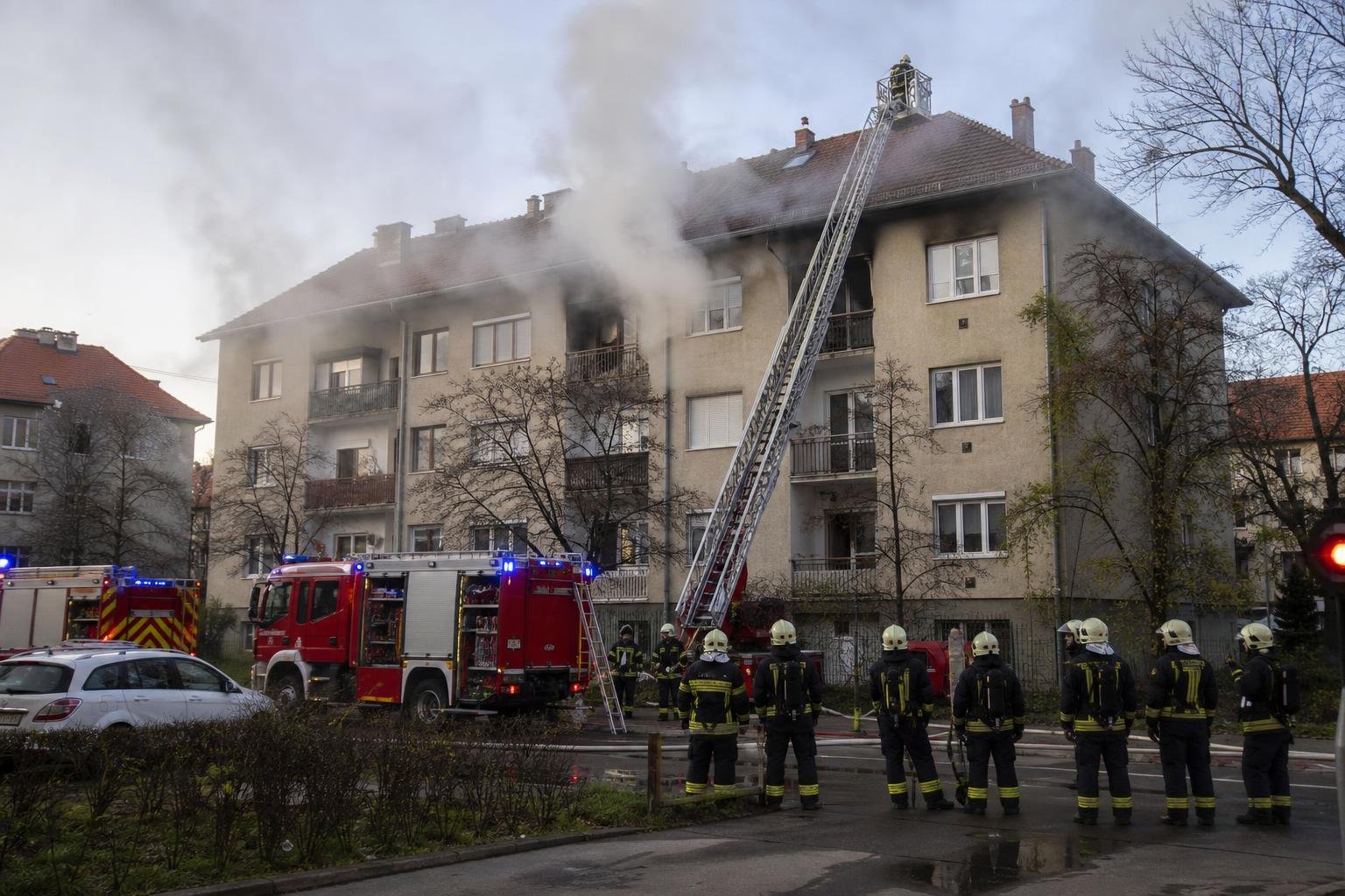 Tűz ütött ki egy XVIII. kerületi társasházban, tíz embert kórházba vittek